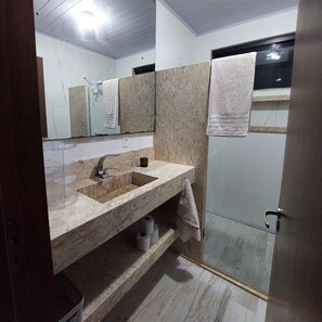 Serviettes fournies, papier toilette