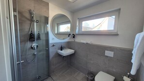 Douche, sèche-cheveux, serviettes fournies, shampoing