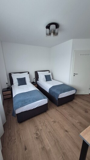 1 bedroom, travel crib, free WiFi, bed sheets - Apartments Seibel double/twin room with bathroom  (Reutlingen)