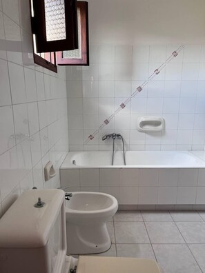 Deluxe-Apartment, Balkon, Gartenblick | Badezimmer