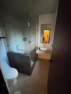 Dusj, hårføner, håndklær og såpe