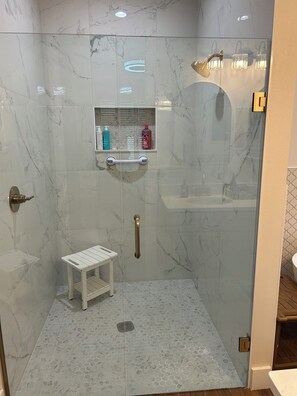 Sèche-cheveux, serviettes fournies, savon, papier toilette