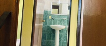Cozy house in tranquil La Paz with AC, WiFi, boiler, full kitchen, 2 friedge, 