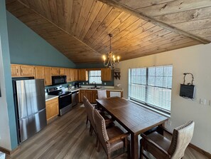 Kylskåp, mikrovågsugn, ugn och spishäll