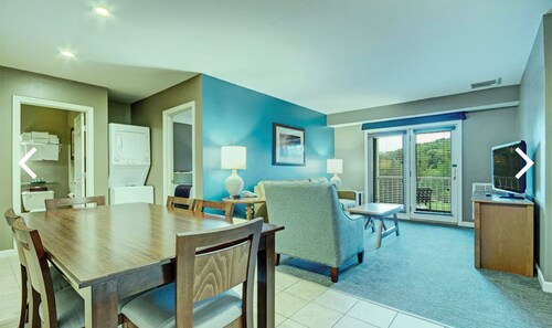 Charming 2-bedroom resort in marvelous Hancock with AC, fitness room, WiFi