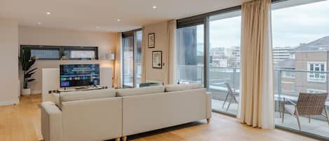 Lyxpenthouse - utsikt mot staden | Vardagsrum | 50-tums smart-tv med digitalkanaler