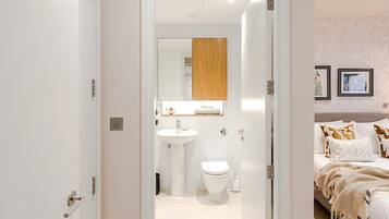 Family Apartment, City View | Bathroom | Eco-friendly toiletries, hair dryer, towels, soap