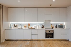 Luxury Penthouse, City View | Private kitchen | Fridge, microwave, oven, stovetop - Your Apartment I King's Cross (London)