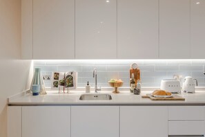 Luxury Penthouse, City View | Private kitchen | Fridge, microwave, oven, stovetop - Your Apartment I King's Cross (London)
