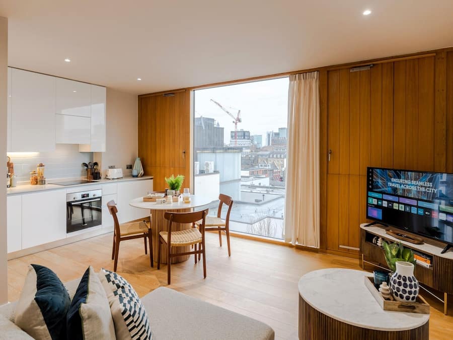 Leilighet – comfort, byutsikt | Oppholdsområde | En 50-tommers smart-TV med digitale kanaler