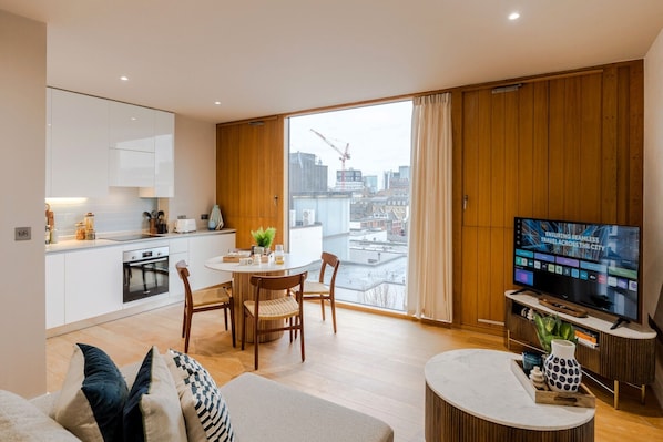 Comfort Apartment, City View | Living area | 50-inch Smart TV with digital channels - Your Apartment I King's Cross (London)