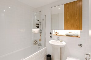 Family Apartment, City View | Bathroom | Eco-friendly toiletries, hair dryer, towels, soap - Your Apartment I King's Cross (London)