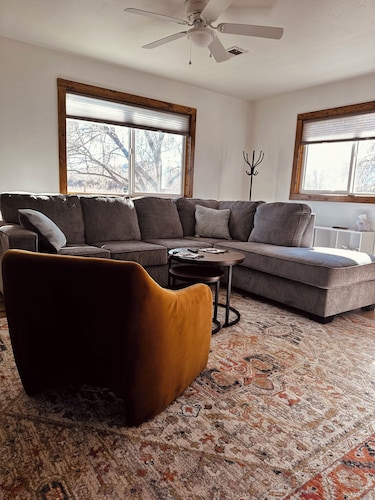 Convenient 2 bedroom in duplex short walk to ranchos plaza, 35 min to ski valley