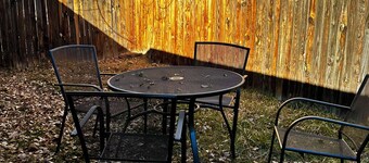 Convenient 2 bedroom in duplex short walk to ranchos plaza, 35 min to ski valley