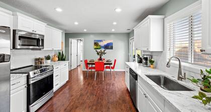 Spacious Retreat, 4 Br/3 Full Ba, Pet-Friendly, Longer Stay Welcome, HotTub