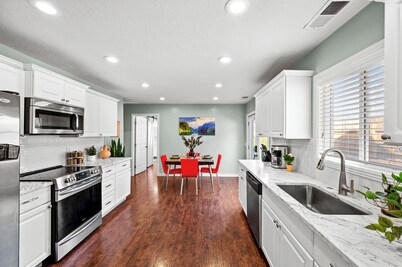 Winter escape, Easy access to skiing, downtown. Hot Tub!