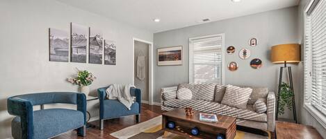 Smart-TV, Kamin, Tischfußball, Bücher