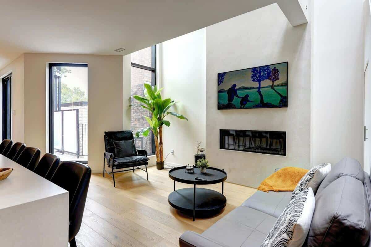 Televisión, chimenea y oficina 