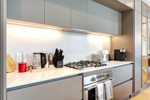 Réfrigérateur, micro-ondes, four, plaque de cuisson