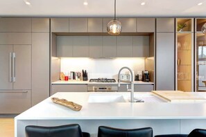 Fridge, microwave, oven, stovetop - Historic Charm Overlooking Parc Lafontaine! (Montréal)