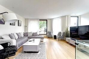 TV, fireplace - Historic Charm Overlooking Parc Lafontaine! (Montréal)