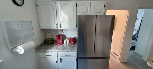 Rest and Relax in Glenside. Crisp & Clean 2-BR. Adj Queen, blackout curtains.