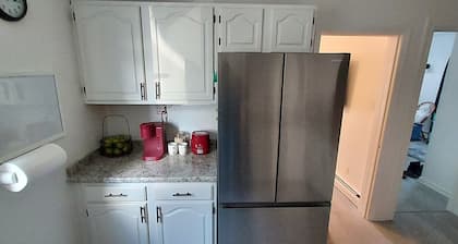 Rest and Relax in Glenside. Crisp & Clean 2-BR. Adj Queen, blackout curtains.