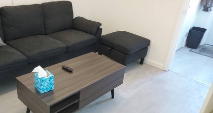 Rest and Relax in Glenside. Crisp & Clean 2-BR. Adj Queen, blackout curtains.