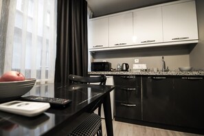 Mini-fridge, microwave, cookware/dishes/utensils - Opera Wall Suite (Istanbul)