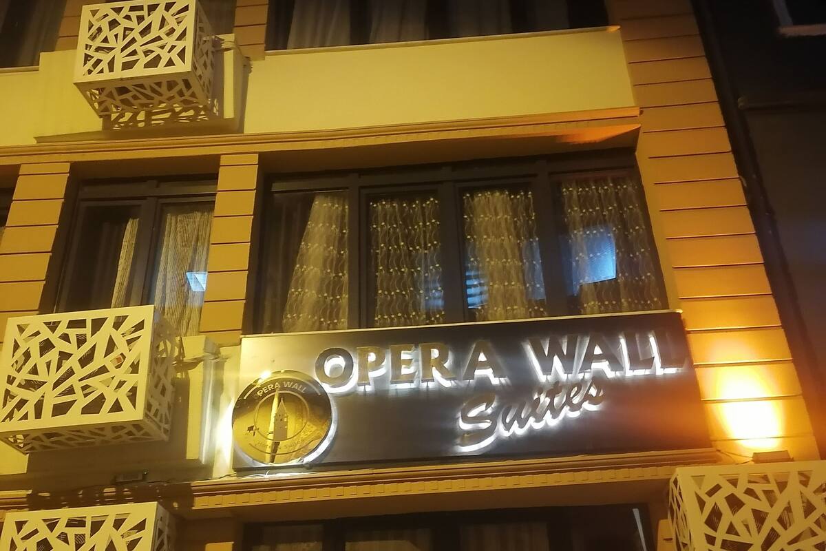 Un edificio con un cartel que dice "OPERA WALL Suites".
