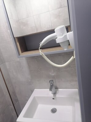 Hårføner, tøfler, håndklær og sjampo