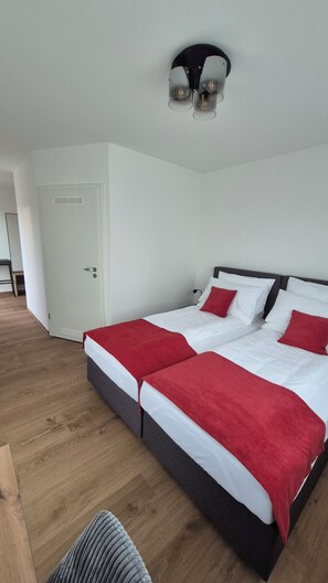 1 bedroom, travel cot, free WiFi, bed sheets - Apartments Seibel double/twin room with balcony (Reutlingen)
