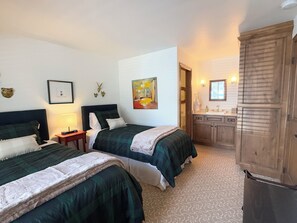 2 bedrooms, desk, iron/ironing board, WiFi