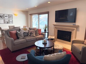 TV connectée, cheminée, table de tennis de table