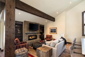 Smart TV, fireplace, table tennis