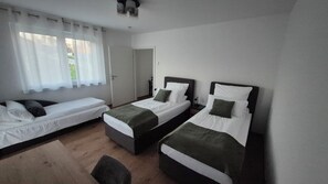 1 habitación, escritorio, tabla de planchar con plancha y cuna de viaje 
