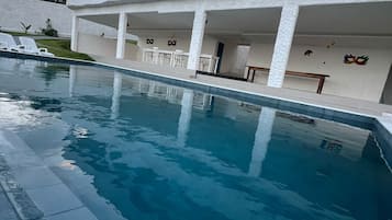 Una piscina al aire libre