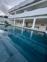 Una piscina al aire libre