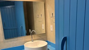 A bathroom with a white sink, blue countertop, and a mirror above it. - KEFI POUSADA (Maragogi)