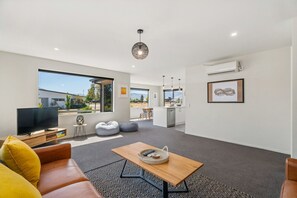 TV, fireplace - Sunny Riverside Park (Albert Town, Wānaka)