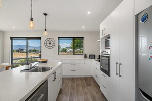 Fridge, microwave, oven, stovetop - Sunny Riverside Park (Albert Town, Wānaka)