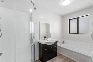 Hair dryer, towels - Sunny Riverside Park | Pool Access & Mountain Views (Albert Town, Wānaka)