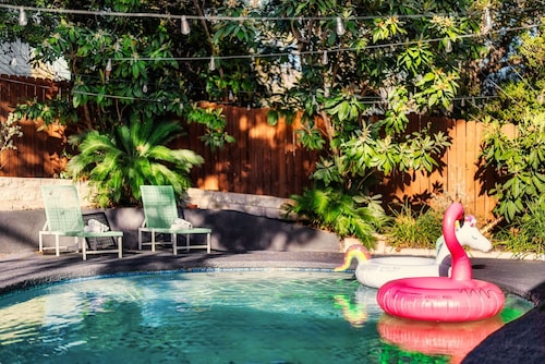 The Palm Royale: Mid century pool home in trendy East Austin sleeps 12!