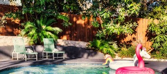 The Palm Royale: Mid century pool home in trendy East Austin sleeps 12!