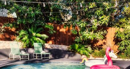 The Palm Royale: Mid century pool home in trendy East Austin sleeps 12!