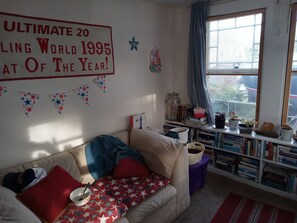 Living area - Charming 3-bedroom house in wonderful Rockland with WiFi (Rockland)