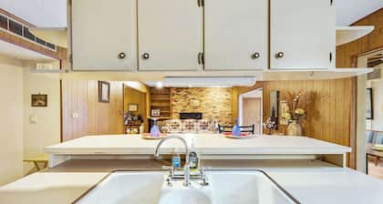 Charming villa with 1 huge bedroom and AC, WiFi in beautiful Lawton