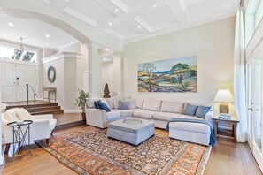 Smart TV, fireplace - Silverado Napa Retreat, by Vinifera Homes (Napa)