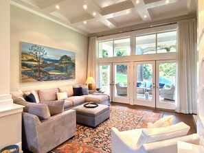 Smart TV, fireplace - Silverado Napa Retreat, by Vinifera Homes (Napa)