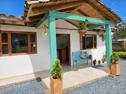 Cabin with view of the mountains and the city, ideal for families and couples.